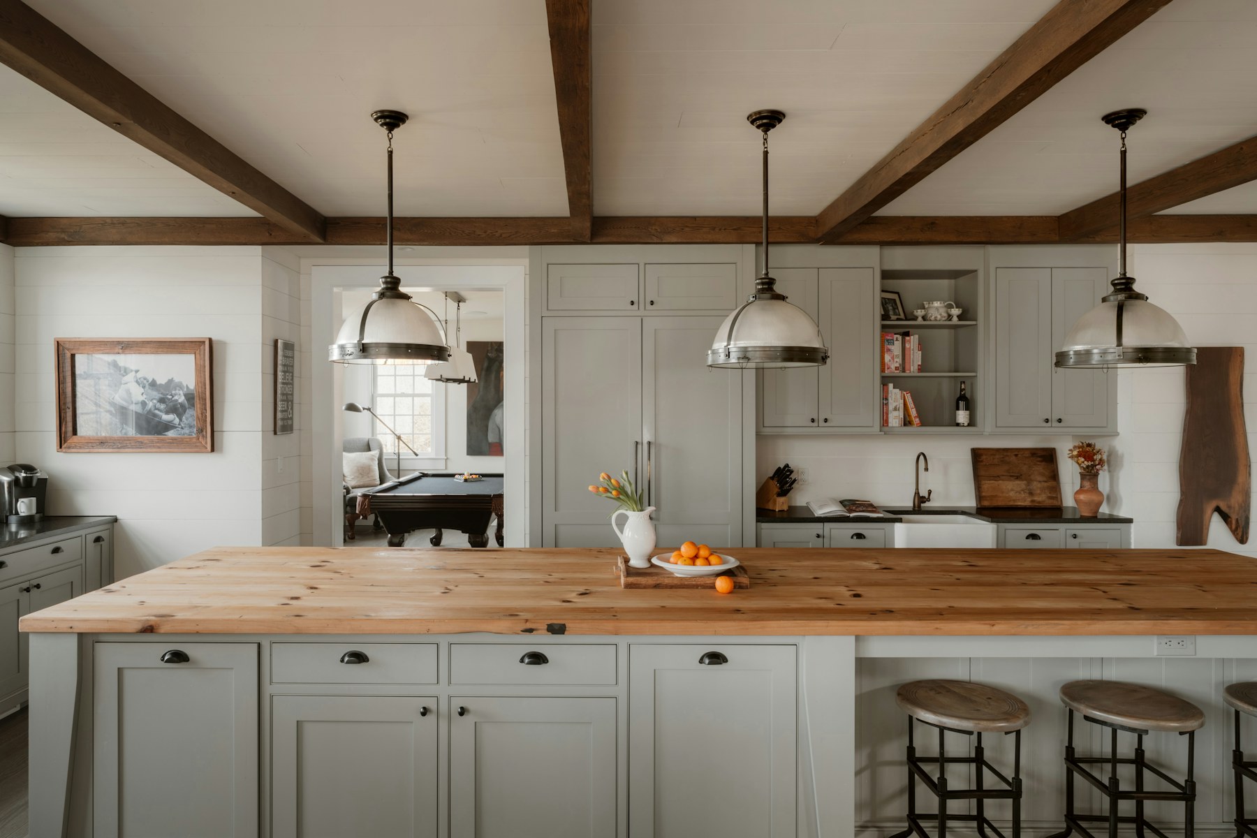 Fotografía de cocina residencial utilizada como referencia de acabados